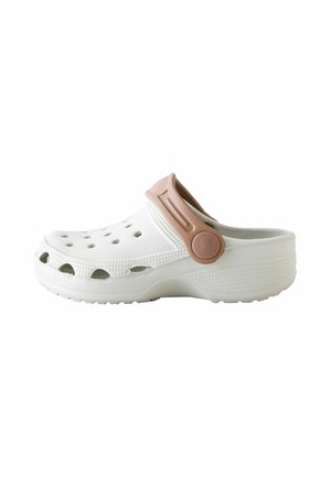 Hvid slip-on træsko med ventilationshuller og en beige justerbar hælrem på en tyk sål, vist fra siden.