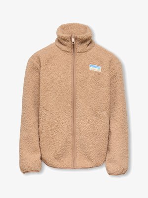 Béžová fleecová bunda na zip se stojáčkem, měkkým texturovaným materiálem a malou obdélníkovou nášivkou s logem na levé straně hrudi.
