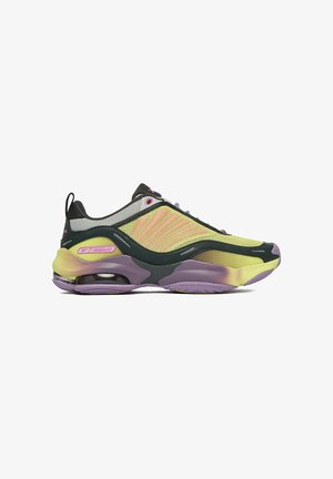 Scarpa da ginnastica Reebok bassa in giallo, nero e viola con pannelli in mesh, suola con cuscinetto d'aria e dettagli accentati rosa su sfondo bianco.