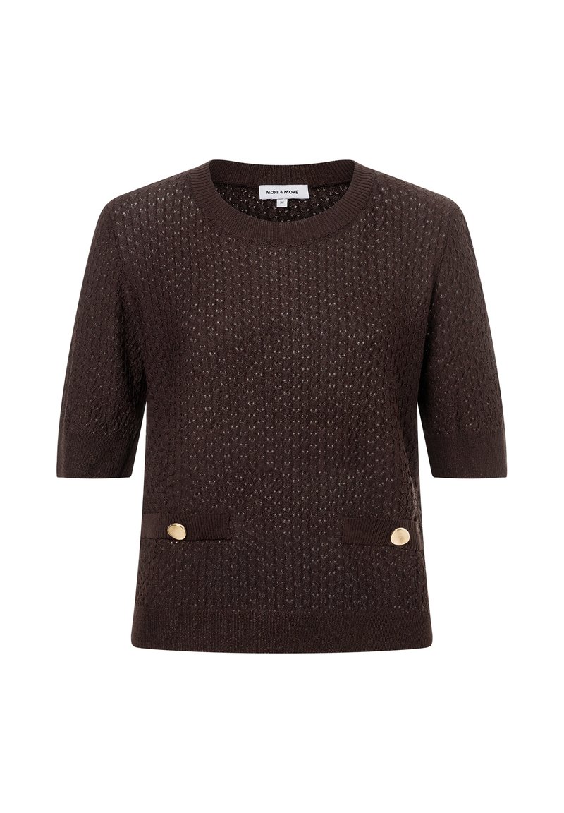 Brauner gestrickter Pullover mit kurzen Ärmeln, rundem Halsauschnitt, strukturiertem Muster und zwei goldfarbenen Knöpfen an den Vorder-Taschen.