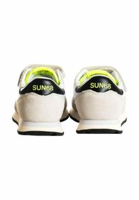 Sneaker in suede grigio con accenti neri e fodera giallo neon. Logo "SUN68" visibile sul tallone. Design leggero e texture liscia.
