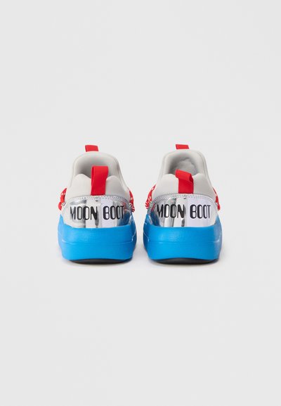 Baskets argentées et bleues avec des accents rouges, au design arrondi, et le texte "MOON BOOT" sur les talons. Texture lisse et semelle robuste.