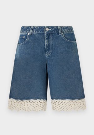 Denimshorts med forlommer og knaplukning, med hvidt blomsterblonde langs kanten.