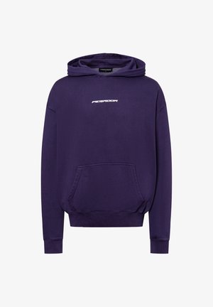 Lilla hættetrøje lavet af bomuldsblanding, med en frontlomme, ribbede manchetter og hvid "PEGADOR" logo på brystet. Blød tekstur.