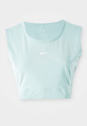 Helles blaues, verkürztes Sporttanktop aus glattem, dehnbarem Stoff, mit einem runden Ausschnitt und dezentem weißem Nike-Logo auf der Vorderseite.