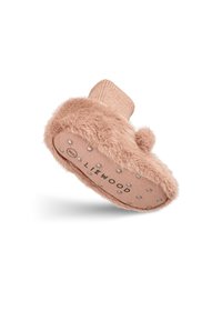 Luddig rosa babytoffel med greppprickar och varumärkesnamn på sulan, mudd vid vristen och pom-pom-detalj på toppen.