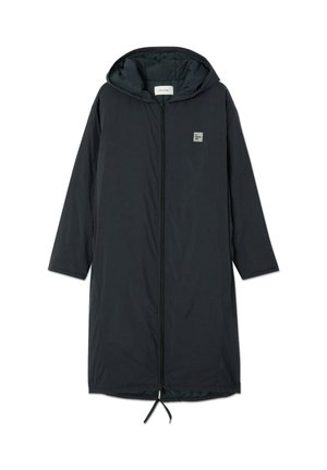 Pikk must kapuutsiga mantel täisvõõriga eest ja vasakul rinnal väike ruudukujuline logopatch.