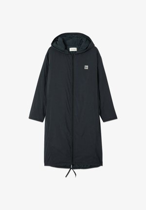 Pikk must kapuutsiga mantel täisvõõriga eest ja vasakul rinnal väike ruudukujuline logopatch.