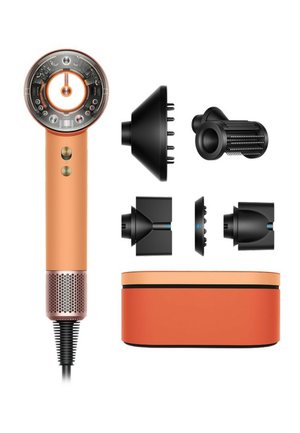 Slankt orange hårtørrer med seks sorte stylingtilbehør og en matchende orange opbevaringsæske på hvid baggrund.