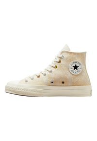 Adidași bej înalți Converse cu un model texturat, vârf din cauciuc alb, ochiuri metalice și patch clasic cu steaua neagră.