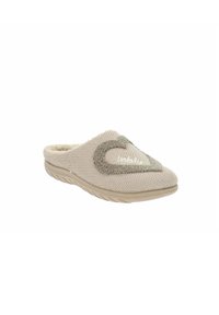 Pantofole in maglia beige con foderato morbido, caratterizzate da un design a cuore verde e dettagli testurizzati sulla parte superiore. Suola in gomma leggera.