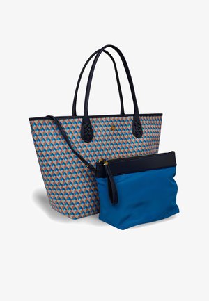 Twee tassen: een grote tote met een geometrisch patroon in oranje, blauw en crème met donkere handvatten, en een kleinere effen blauwe pouch met een rits.