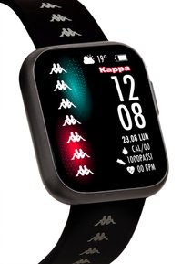 Reloj inteligente negro con una pantalla cuadrada que muestra la hora y métricas de fitness. La correa presenta un patrón de logotipos blancos repetido. La pantalla muestra visualizaciones de datos coloridas.