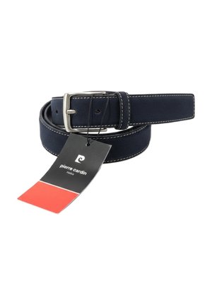 Cinturón de cuero azul marino con costuras blancas y hebilla plateada, con una etiqueta negra y roja de Pierre Cardin París adjunta.