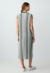 Gestreiftes ärmelloses Kleid in Hellcreme, Marineblau und Grün. A-Linie, knie-lang, aus glattem Stoff, mit rundem Ausschnitt.
