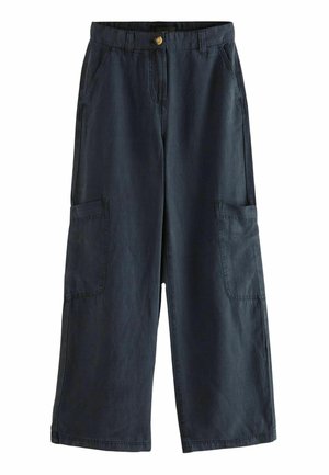 Pantalones cargo anchos de color azul oscuro, fabricados con un tejido suave, que cuentan con dos bolsillos laterales y dos bolsillos cargo. Incluyen un cierre frontal con botón.