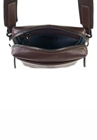 Borsa a tracolla in pelle marrone, con finitura texturizzata, chiusura con zip e tracolla in tessuto. L'interno è scuro con una fodera liscia.