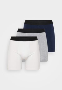Drei Paar Boxershorts: weiß, grau und marineblau. Jedes Paar hat einen schwarzen elastischen Bund mit Text. Hergestellt aus einem weichen, dehnbaren Stoff.