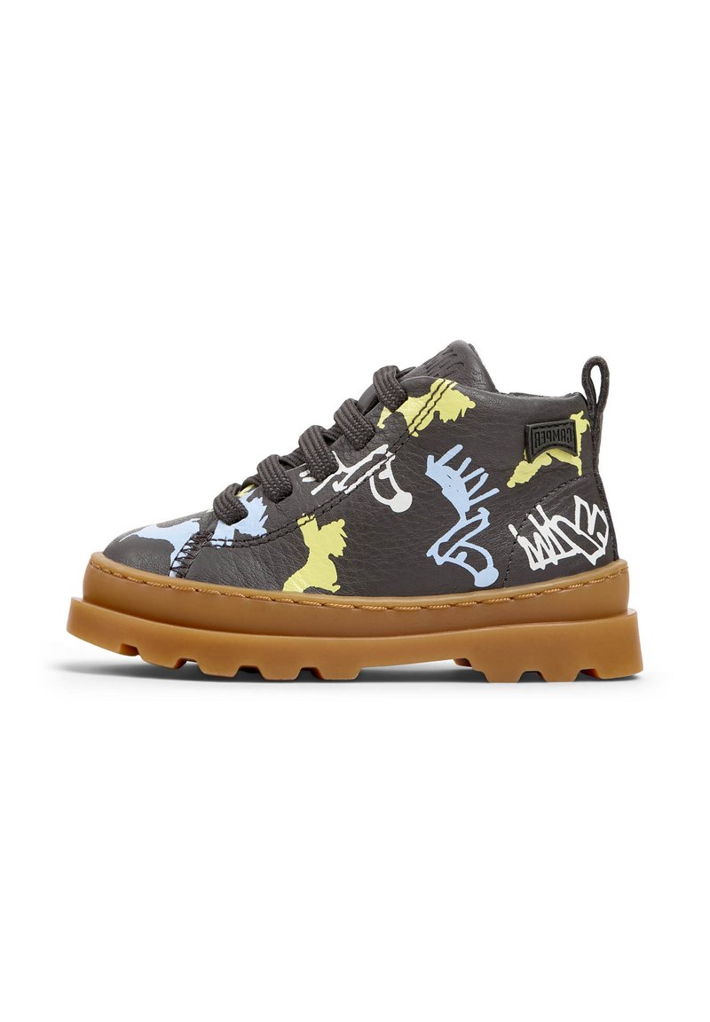 Grå læderstøvle med multicolor graffiti-mønstre, udstyret med en robust gummisål, snørebåndsdesign og forstærket hælflap for støtte.