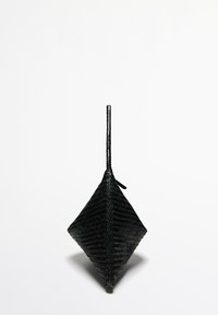 Schwarze gewebte Handtasche mit einer diamantförmigen Struktur, ausgestattet mit einer texturierten Oberfläche und einem langen, geflochtenen Henkel für einfaches Tragen.