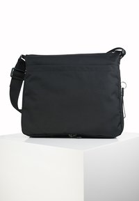 Schwarze Umhängetasche aus strapazierfähigem Stoff, mit einer vorderen Reißverschlusstasche, verstellbarem Schultergurt und einem klaren, rechteckigen Design.