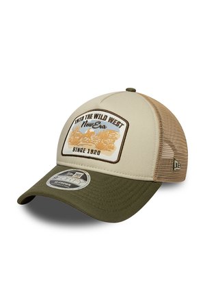 Gorra de camionero en color beige y verde oliva con parte trasera de malla, parche delantero que dice "Into the Wild West New Era Since 1920" y bordado de una escena del desierto.