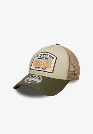 Gorra de camionero en color beige y verde oliva con parte trasera de malla, parche delantero que dice "Into the Wild West New Era Since 1920" y bordado de una escena del desierto.