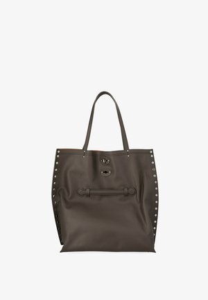 Sac fourre-tout en cuir marron foncé avec doubles poignées, clous argentés sur les côtés, et deux fermetures à bascule sur le devant.