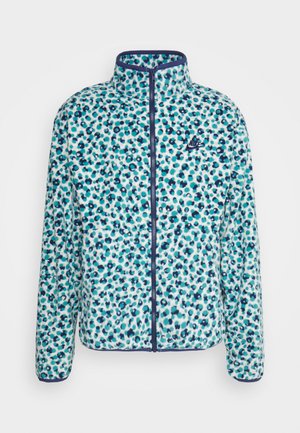 Fleecejakke i lyseblå med leopardmønster, der har mørk teal og marineblå pletter. Omfatter høj krave og lynlås lukning.