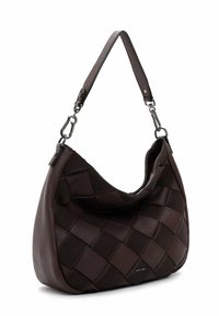 Ciemnobrązowa skórzana torba na ramię z plecionym wzorem, srebrnymi zapięciami i pojedynczym paskiem, z nazwą marki Suri Frey na froncie.