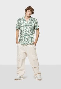 Kaotiko NATURE ABSTRACT UNISEX - Blúzka so zapínaním na gombíky - green