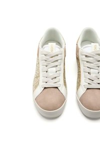 Sneakers bianchi e beige con punta in suede, pannelli laterali glitterati e lacci bianchi. Presentano una superficie liscia e una suola tonda in gomma.