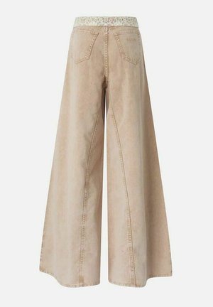 Pantaloni beige in denim a gamba larga con tasche posteriori e vita alta con cintura in tessuto fantasia, mostrati da dietro.