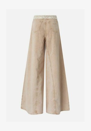 Pantaloni beige in denim a gamba larga con tasche posteriori e vita alta con cintura in tessuto fantasia, mostrati da dietro.