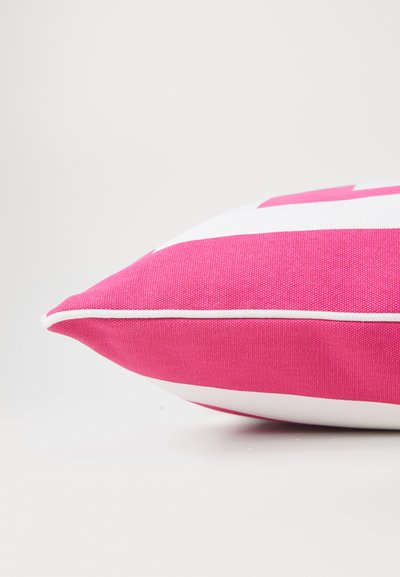 Coussin rectangulaire avec un motif rayé rose et blanc, fabriqué en tissu texturé, avec des bords passepoilés pour une touche de détails en plus.