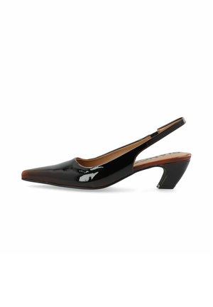 Chaussure slingback en cuir verni noir avec un bout carré pointu et un petit talon bloc incurvé sur fond blanc.