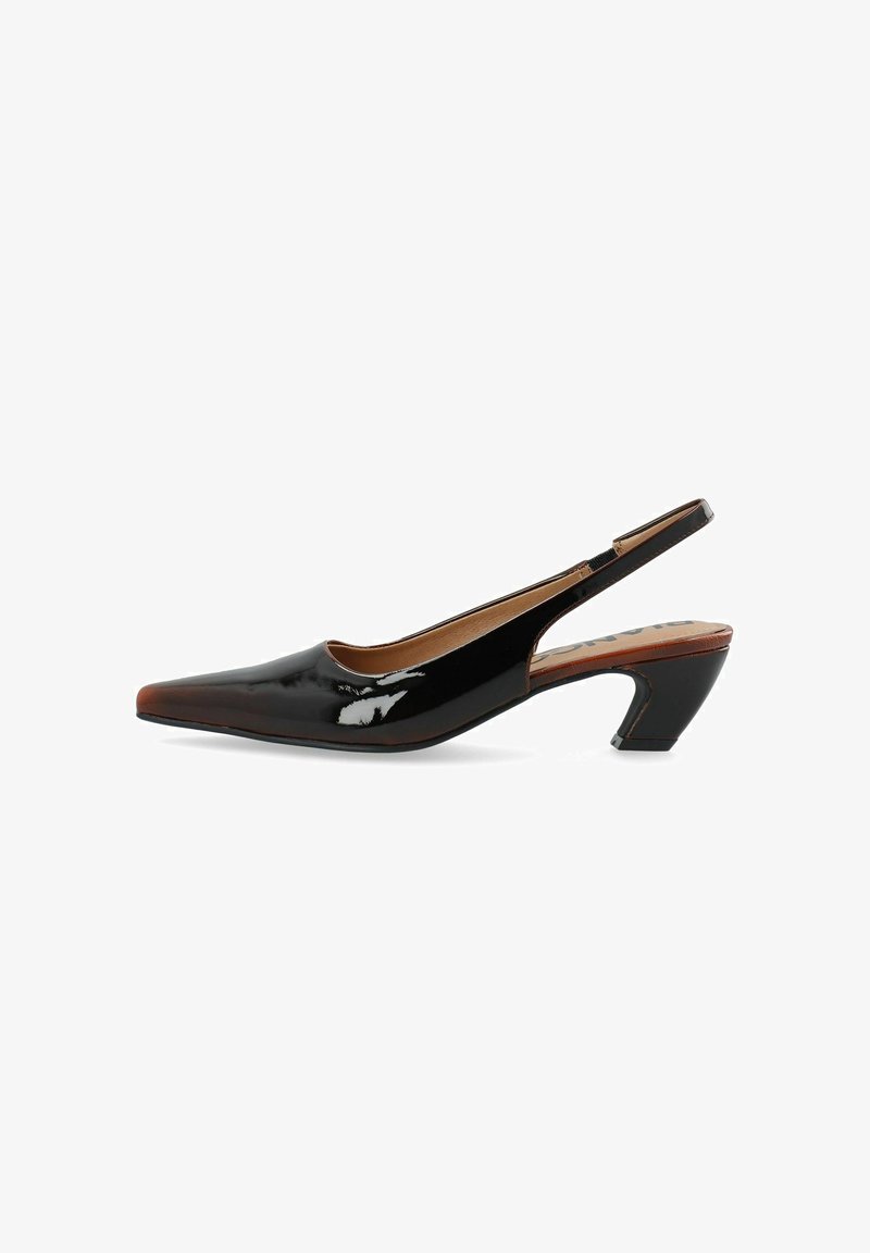 Chaussure slingback en cuir verni noir avec un bout carré pointu et un petit talon bloc incurvé sur fond blanc.