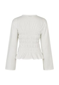 Hvid langærmet top med en rynket ryg, peplum kant og glat stofstruktur. Enkel crew neck design med afslappet pasform.