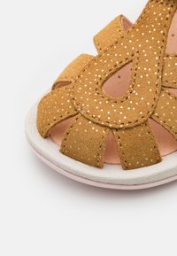 Camper BICHO  - Sandaalit nilkkaremmillä - brown