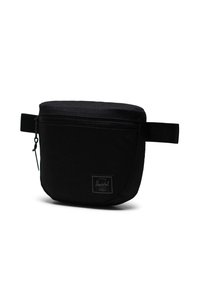 Pochette in tessuto nero con design arrotondato, chiusura con zip e una piccola tracolla. Presenta un'etichetta del marchio sul fronte. Texture liscia e resistente.