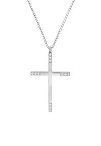 Collana con pendente a croce in argento con una finitura liscia, dotata di gemme trasparenti disposte a griglia alle estremità. I link della catena sono intrecciati.