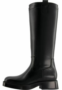 Bota de cuero negra hasta la rodilla con un tacón bajo apilado y un tirador en la costura trasera superior.