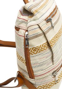 Zaino in tessuto intrecciato color crema con strisce multicolori e motivi geometrici, dotato di spallacci in pelle marrone e numerose tasche con cerniera.