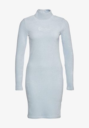 Csíkos turtleneck ruha világoskék anyagból, testhezálló sziluett, hosszú ujjak, diszkrét logó részlet a mellkason.