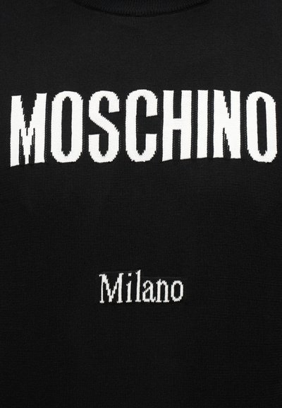 Tissu noir avec le grand texte en majuscules blanches "MOSCHINO" au-dessus du texte blanc plus petit "Milano", les deux centrés sur le matériau.