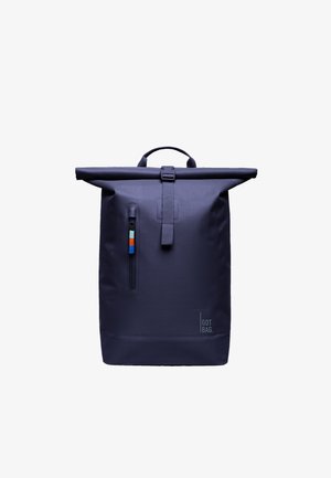 Mørkeblå rulle-top rygsæk med lynlåslomme foran, farverig lynlåstrækker, topgreb og "GOT BAG" logo nederst til højre.