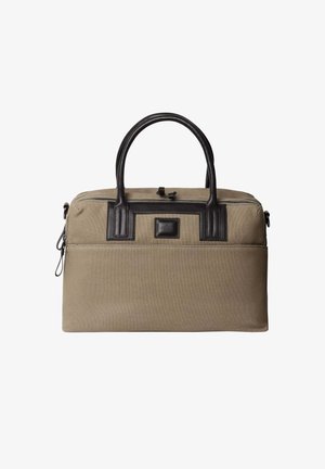 Bolsa de tela beige con detalles en cuero negro, dos asas superiores y cierre de cremallera. Diseño plano y estructurado con un pequeño parche de logo.