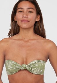 Bikini bandeau verde con un detalle de nudo en el centro, que presenta un patrón blanco texturizado. Tejido suave, sin tirantes, se ajusta ceñido.