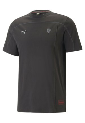 Sort kortærmet t-shirt lavet af glat stof. Har et reflekterende Puma-logo, et Ferrari-emblem og røde kontrastsømme.