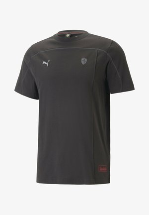 Zwart T-shirt met korte mouwen gemaakt van gladde stof. Heeft een reflecterend Puma-logo, een Ferrari-embleem en rode accentstiksels.